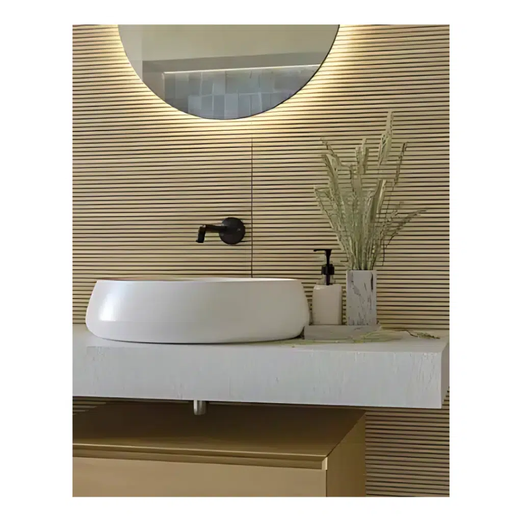 Kie is a wood-effect ceramic cladding that stands out for its slatted appearance and its marked relief in horizontal lines. It is available in a single rectified format and a matt finish that reinforces the similarity with natural wood.